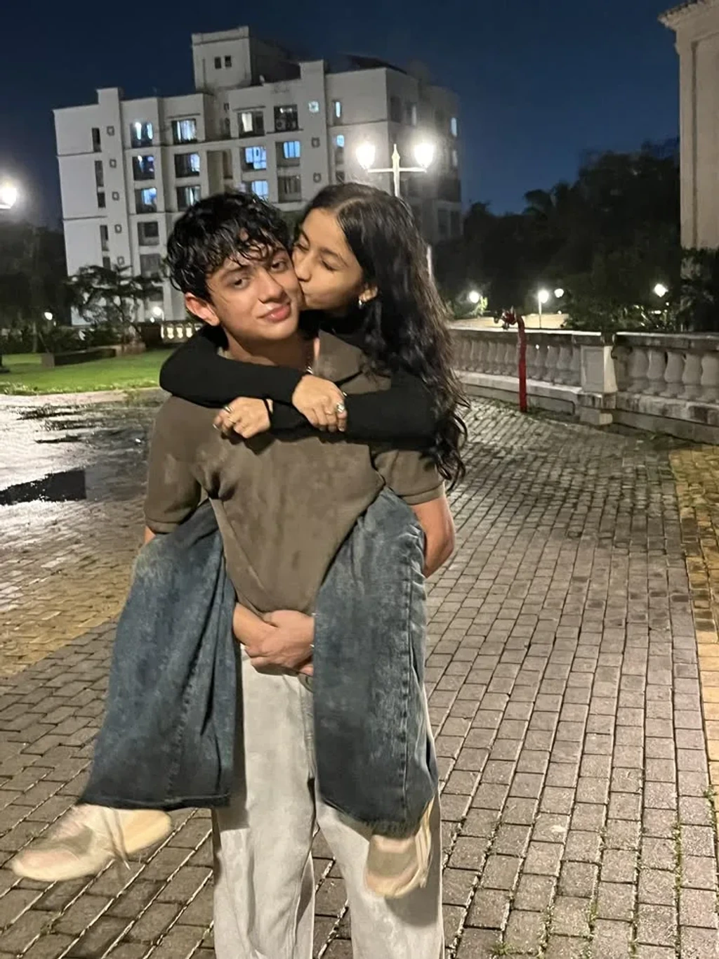 ❤️ Romantic Night Walk – Piggyback Kiss Couple Photography