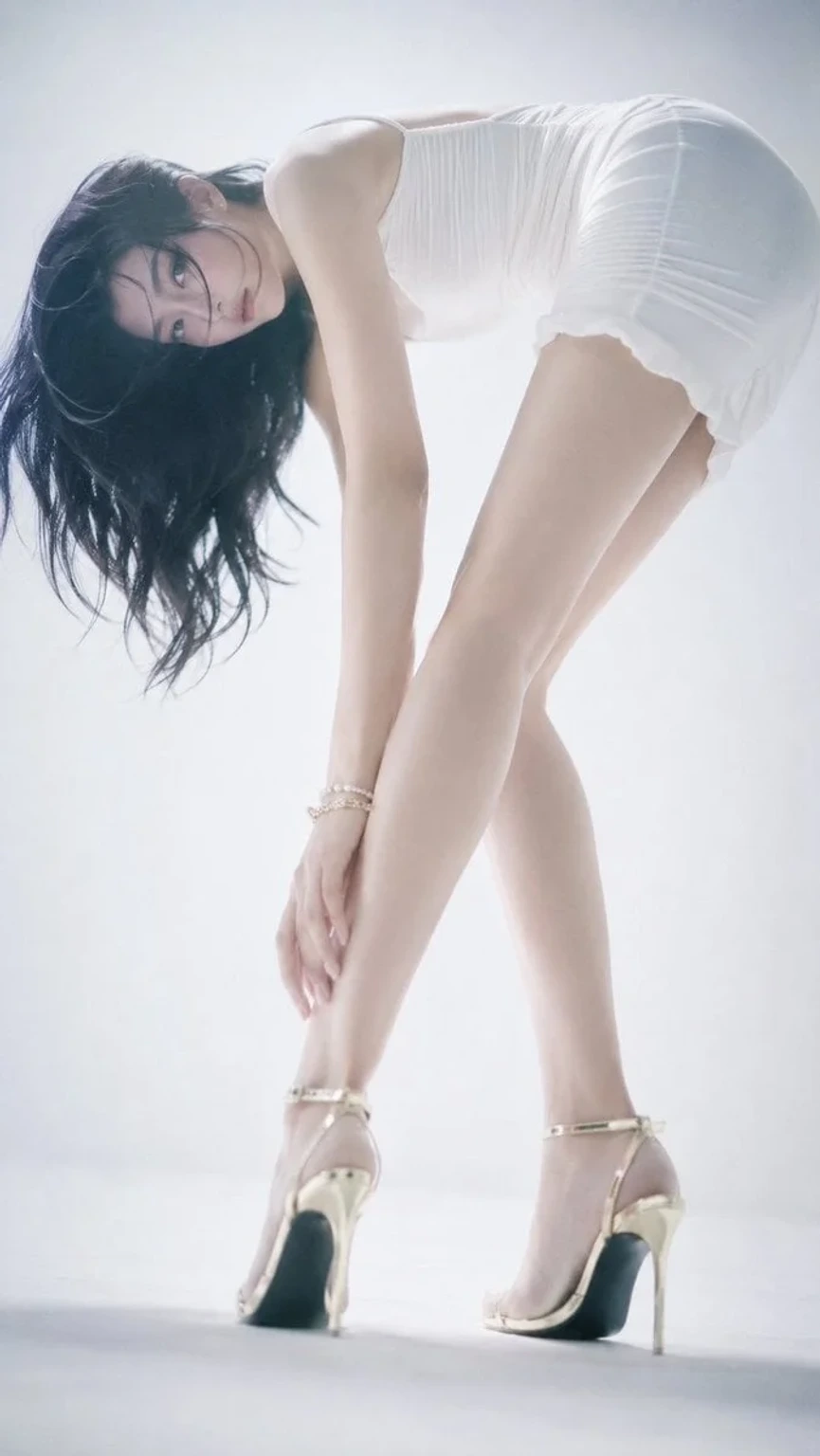 Creative Visuals — 916 fashion magazinestyle studio shoot so