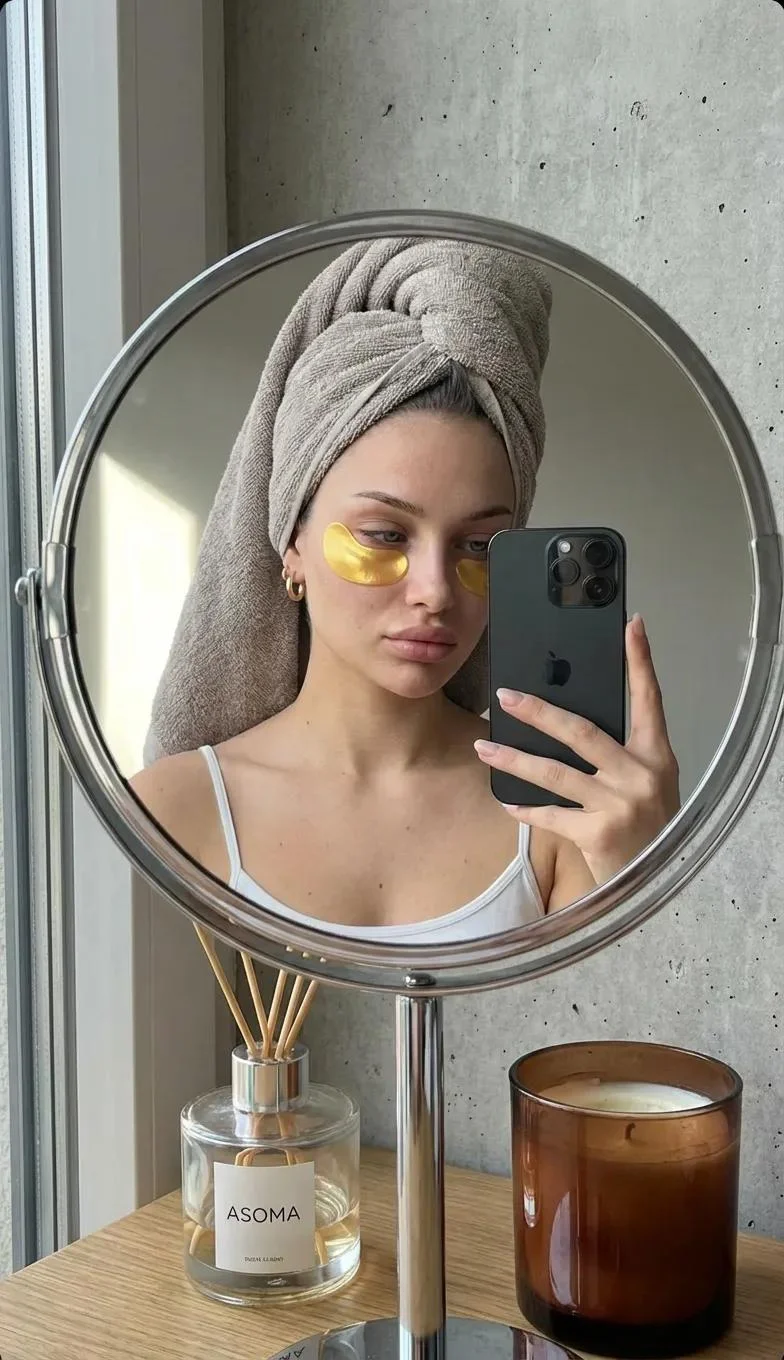 A highly realistic mirror selfie of a young woman taken